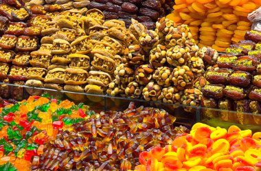 Markette tatlı, kurutulmuş meyve ve fındık çeşitleri var. Doğal ve el yapımı gıdalarda lezzet, gelenek ve kültür