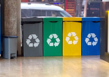İçerde renkli geri dönüşüm kutuları var. Sürdürülebilirlik, çevre bilinci ve kentsel atık yönetimi
