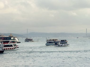 Yolcu feribotları Boğaz 'ı geçiyor. İstanbul 'da deniz taşımacılığı, şehir seyahati ve kıyı turizmi