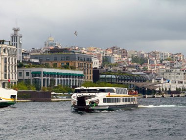 Boğaz boyunca giden yolcu feribotu. İstanbul 'da günlük ulaşım, turizm ve deniz yaşamı