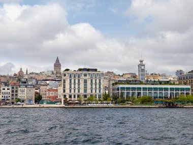 Boğaz yakınlarındaki modern cam binalar ve kentsel gelişim. İstanbul 'da çağdaş mimari, iş ve yaşam tarzı