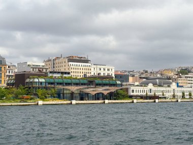 Boğaz yakınlarındaki modern cam binalar ve kentsel gelişim. İstanbul 'da çağdaş mimari, iş ve yaşam tarzı