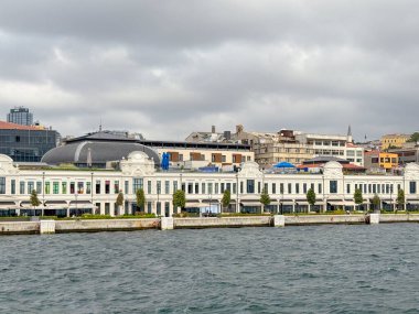 İstanbul rıhtımındaki tarihi beyaz bina. Şehir manzarasında mimarlık, miras ve kültürel kimlik