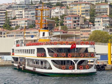 Feribot İstanbul 'da yamaçtaki konut binalarının yakınına yanaştı. Türkiye 'de kent limanı, deniz yolculuğu ve Boğaz kenti taşımacılığı