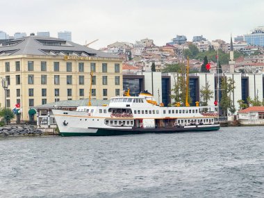 İstanbul 'da Şangri-La Oteli' ne demir atmış bir feribot. Deniz taşımacılığı, şehir kıyısı ve Boğaz yolcu bağlantısı