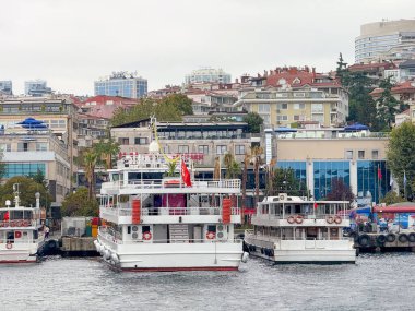 İstanbul 'daki iskelede Türk bayrağı taşıyan yolcu feribotu. Kentsel yaşam, ulaşım ve Boğaz deniz kültürü