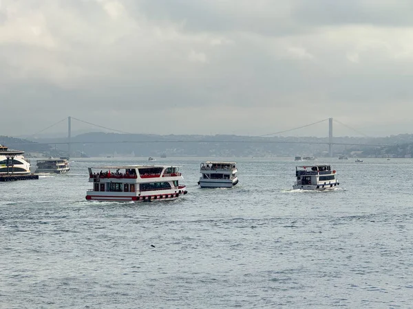 Yolcu feribotları Boğaz 'ı geçiyor. İstanbul 'da deniz taşımacılığı, şehir seyahati ve kıyı turizmi