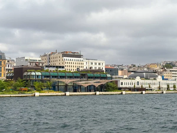 Boğaz yakınlarındaki modern cam binalar ve kentsel gelişim. İstanbul 'da çağdaş mimari, iş ve yaşam tarzı