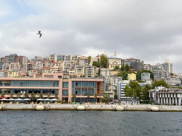 İstanbul 'un renkli yamaçlarında tarihi camii olan şehir manzarası. Kentsel yaşam tarzı, mimari ve kültürel kimlik
