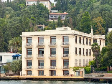 Boğaz kıyısında şık bir deniz kenarı evi. İstanbul liman bölgesinde mimari miras, kentsel yaşam tarzı, tarih, kültür ve turizm