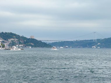 Boğaz Köprüsü ve İstanbul kıyı şeridinin panoramik manzarası. Türkiye 'de altyapı, ulaşım, mühendislik, seyahat ve kentsel manzara