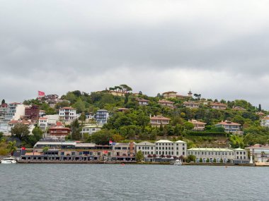 Geleneksel evleri ve modern mimarisi olan Boğaz Kıyısı. İstanbul yerleşim bölgesinde kentsel yaşam tarzı, miras ve kültürel kimlik