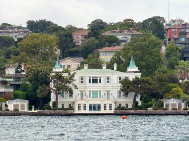 İstanbul 'da kendine özgü kuleleri olan zarif deniz kenarı malikanesi. Boğazın mimarisi, mirası, lüksü ve kültürel kimliği