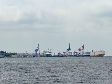 Boğaz boyunca vinçleri ve gemileri olan sanayi limanı. İstanbul 'da deniz ticareti, kargo taşımacılığı ve lojistik merkezi