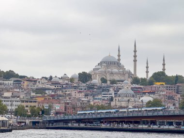 Süleyman Camii 'nin panoramik manzarası ve İstanbul silueti. Türkiye 'nin dini, mirası ve kültürel kimliği