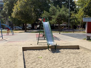 Oyun parkında kum havuzuyla kayın. Çocukluk eğlencesi, etkinlik ve parkta eğlence.