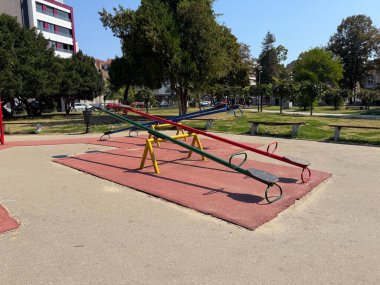 Çocuk parkında tahterevalliler. Çocukluk eğlencesi, açık hava eğlencesi ve parkta eğlence.