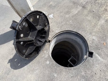 Açık rögar manzarası. Kentsel mühendislik, inşaat ve risk yönetimi