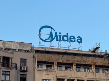 Belgrad 'da modern cephesi ve pencereleri olan bir binanın çatısındaki çatı katının logosu. Sırbistan 'da kurumsal markalaşma, küresel şirket görünürlüğü, teknoloji kimliği ve kentsel reklam