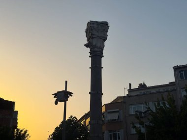 İstanbul, Türkiye 'de Konstantin Sütunu altın bir günbatımına karşı yükseliyor. Antik tarih, arkeoloji, imparatorluk ve kültür mirası şehir manzarası içinde korunmuş..