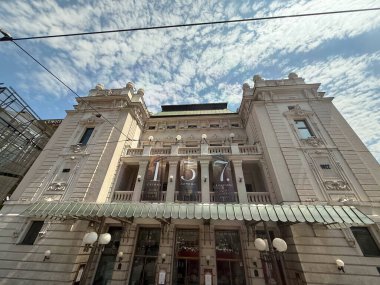 Belgrad 'daki Ulusal Tiyatro, drama, opera ve bale anonsları yapan sütunlar, heykeller ve mevsimlik afişlerle ön cephede. Kültürel dönüm noktası, sahne sanatları, mimari, miras, tarih, gelenek ve Sırbistan 'da halk eğlencesi