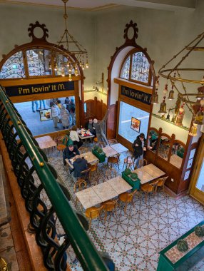 McDonalds 'ın içinde, Subotica Belediye Binası' nda, yeni sanat eserlerinin ayrıntılarıyla birlikte. Tüketici yaşam tarzı, kültürel adaptasyon ve küresel fast food 'un Avrupa mimari mirasıyla birleşimi