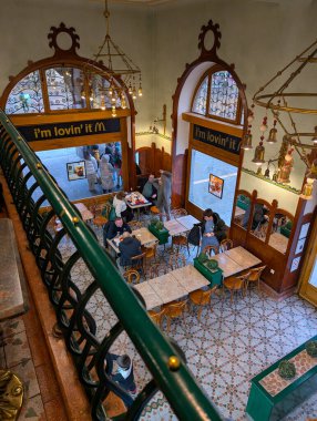 McDonalds 'ın içinde, Subotica Belediye Binası' nda, yeni sanat eserlerinin ayrıntılarıyla birlikte. Tüketici yaşam tarzı, kültürel adaptasyon ve küresel fast food 'un Avrupa mimari mirasıyla birleşimi