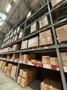 Belgrad, Sırbistan - 1 Eylül 2025: Yüksek raflar ve çeşitli ürünler, perakende, lojistik, ev malları kavramına sahip Ikea deposu.