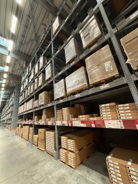 Belgrad, Sırbistan - 1 Eylül 2025: Yüksek raflar ve çeşitli ürünler, perakende, lojistik, ev malları kavramına sahip Ikea deposu.