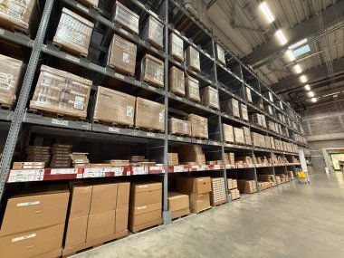 Belgrad, Sırbistan - 1 Eylül 2025: Yüksek raflar ve çeşitli ürünler, perakende, lojistik, ev malları kavramına sahip Ikea deposu.