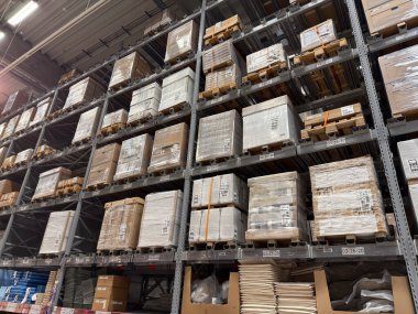 Belgrad, Sırbistan - 1 Eylül 2025: Yüksek raflar ve çeşitli ürünler, perakende, lojistik, ev malları kavramına sahip Ikea deposu.