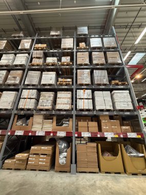 Belgrad, Sırbistan - 1 Eylül 2025: Yüksek raflar ve çeşitli ürünler, perakende, lojistik, ev malları kavramına sahip Ikea deposu.
