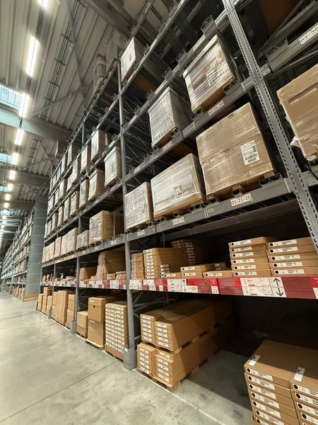Belgrad, Sırbistan - 1 Eylül 2025: Yüksek raflar ve çeşitli ürünler, perakende, lojistik, ev malları kavramına sahip Ikea deposu.