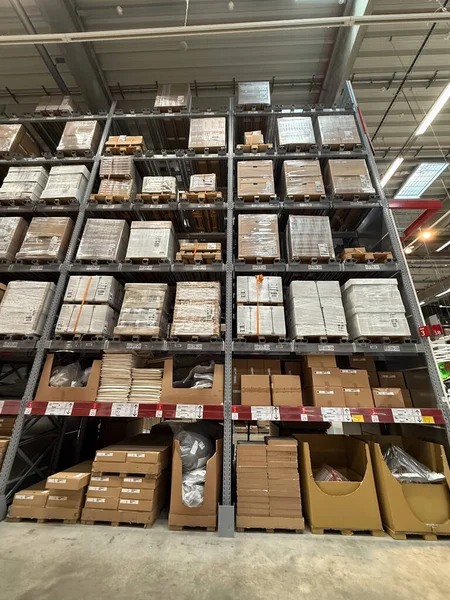 Belgrad, Sırbistan - 1 Eylül 2025: Yüksek raflar ve çeşitli ürünler, perakende, lojistik, ev malları kavramına sahip Ikea deposu.