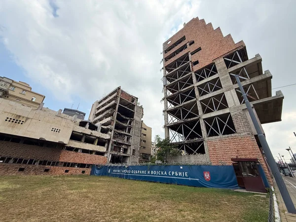 BELGRAD, SERBIA - 4 Eylül 2025 - Sırbistan 'ın başkenti Belgrad' daki NATO Bombalamasından Savunma Bakanlığı Kalıntıları.