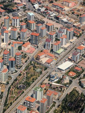 Türkiye 'nin yüksek konut blokları ve yeşil parkı olan modern bir ilçe manzarası. Kentsel planlama, büyüme ve mimarinin halka açık yeşil alanlarla bütünleşmesi