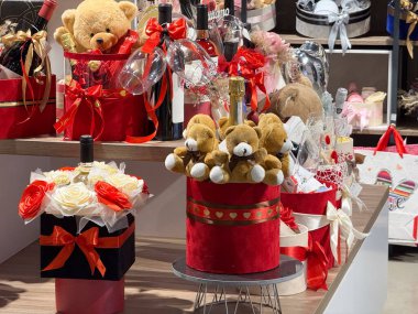 Şenlik vesilesiyle şarap, çiçek ve oyuncak ayılarla süslenmiş hediye kutuları sergilenir. Çağdaş kültür geleneğinde kutlama, romantizm, tatil alışverişi ve tüketici yaşam tarzı