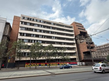BELGRAD, SERBIA - 4 Eylül 2025 - Sırbistan 'ın başkenti Belgrad' daki NATO Bombalamasından Savunma Bakanlığı Kalıntıları.