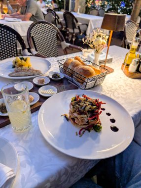 Sos detaylarıyla dolu beyaz bir tabakta servis edilen gurme bir sebze tabağı. Mutfak sanatı, yaşam tarzı yemeği ve restoran sunumu ve gurme yemekleri yoluyla kültürel deneyim.