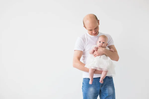 Padre Militar Abrazando A Su Bebe Recien Nacido Contexto Regreso A Casa Stock Photo