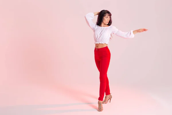 Danza Latina Danza De Striptease Concepto De Dama Contemporanea Y Bachata Mujer Bailando Improvisacion Y Moviendo Su Pelo Largo Sobre Un Fondo Juventud Kizomba Stock Photo