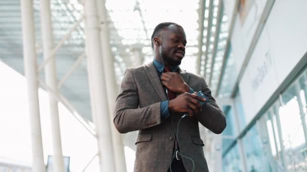 Happy African American danseur homme danse de rue freestyle dans la ville — Video