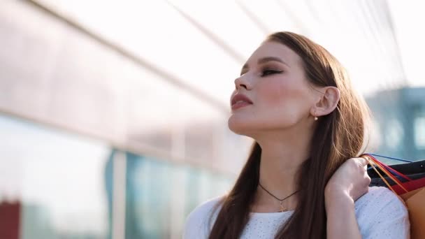 Krásná Modelka Bílých Šatech Představuje Nákupní Tašky Před Budovou Moderního — Stock video