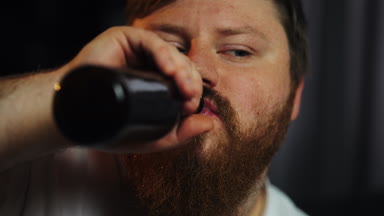 Şişman adam televizyon içme bira görünüyor. Konsept: Yetersiz beslenme, sedanter yaşam tarzı, dinlenme koltuğu, obezite, alkol bağımlılığı