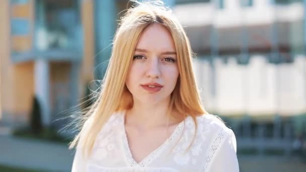 Άνεμος φυσάει γυναικεία ξανθά μαλλιά, ενώ στέκεται έξω από — Αρχείο Βίντεο