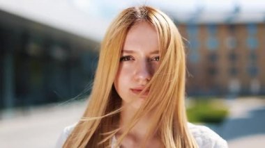 O dışında standları iken sarı saçlı kadının rüzgar esiyor