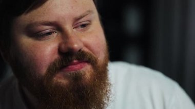 Şişman adam bira içiyor ve Tv izliyor