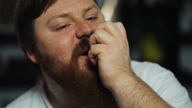 Şişman adam mısır yiyor ve Tv izliyor