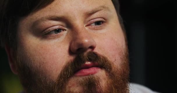 Close-up of a face of eating fat man looking at the TV-set, close-up — Stock Video