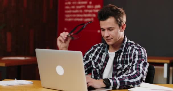 O homem feliz tira os óculos depois de terminar o trabalho no escritório. Movimento lento. Conceito: novo negócio, relações comerciais, crescimento de carreira, sucesso, trabalho on-line — Vídeo de Stock